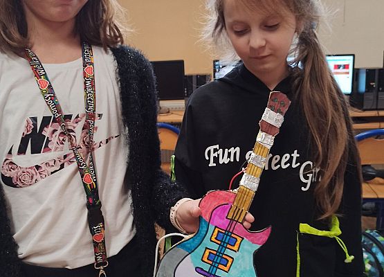 Ania i Maja z gitarą
