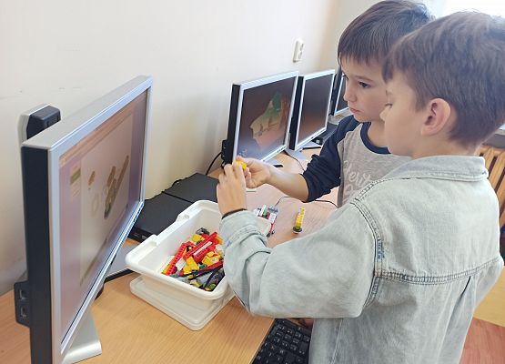 chłopcy budują z klocków lego WeDo