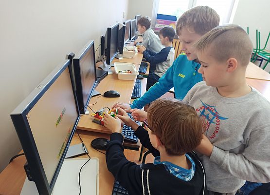 chłopcy podczas zajęć kółka