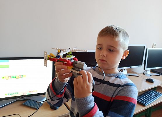 Dawid sprawdza działanie helikoptera