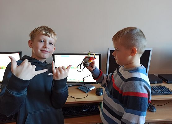 Paweł i Dawid z helikopterem