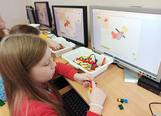 dziewczynki z klockami