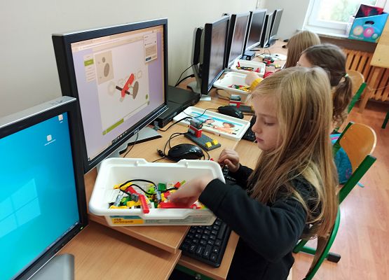 dziewczynki budują z klocków Lego WeDo