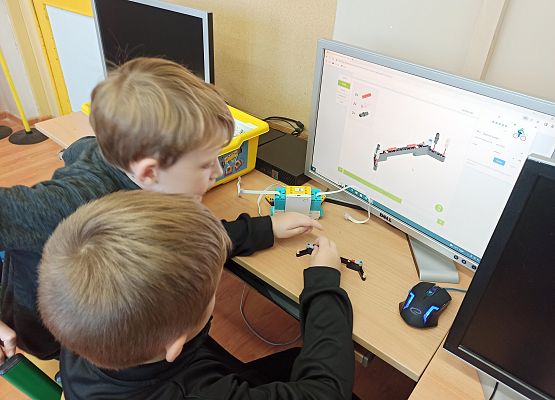 chłopcy budują z klocków lego Spike