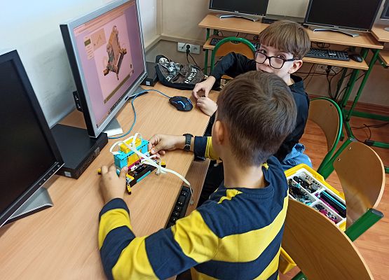 chłopcy budują z klocków