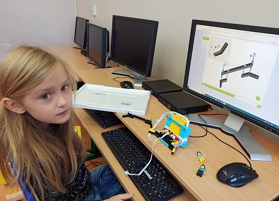 Kornelia buduje z klocków Lego Spike