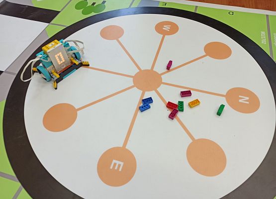 mata z robotem sprzątającym