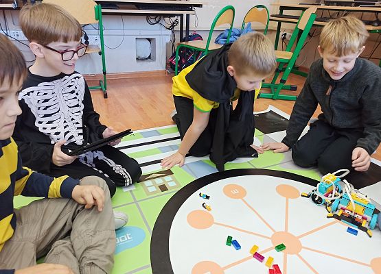 chłopcy sprawdzają jak działają ich roboty