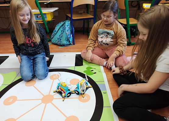 dziewczynki sprawdzają jak działają ich roboty