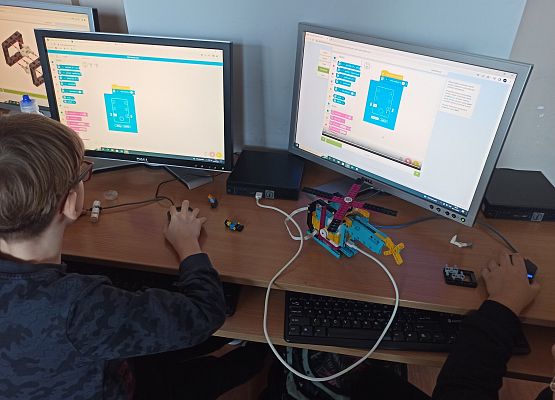 chłopcy programują helikopter