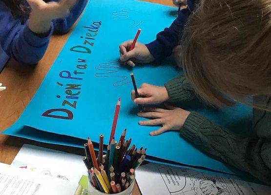 Aktywne przerwy z okazji Międzynarodowego Dnia Praw Dziecka - dzieci robią plakat