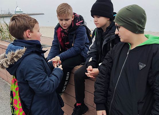 chłopcy rozmawiają