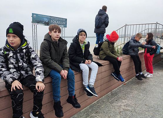 chłopcy siedzą na murku