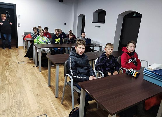 chłopcy siedzą na zajęciach