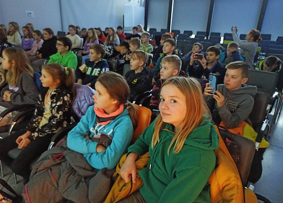 Julka i inne dzieci podczas zajęć