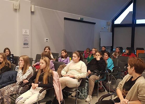 dziewczynki siedzą na zajęciach