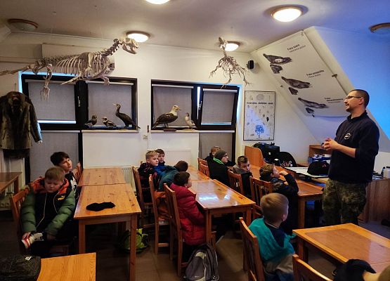 chłopcy z klas 5 w sali podczas zajęć