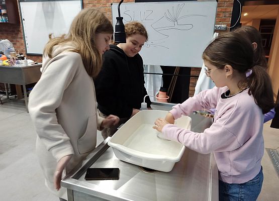 Agnieszka, Oliwia i Marta szukają mikroplastik