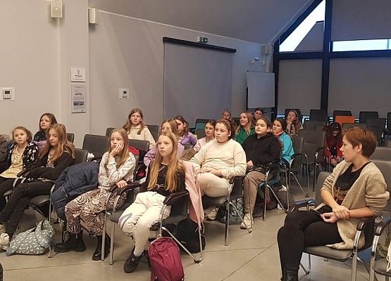 dziewczynki podczas z zajęć o plastiku