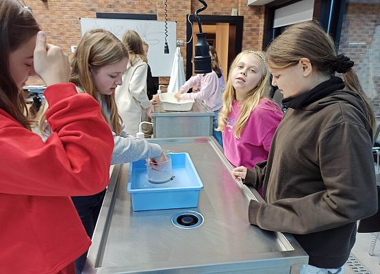 Wiktoria, Lena Nina i Malwina szukają plastik