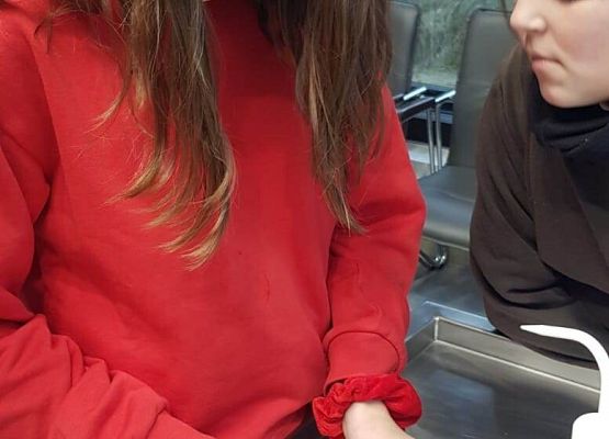 Nina szuka mikroplastik