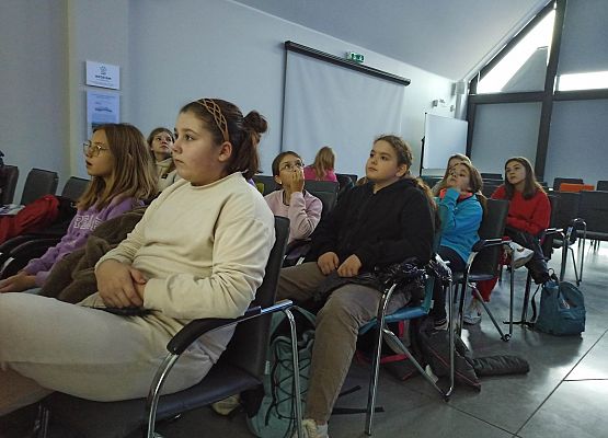 dziewczynki podczas zajęć