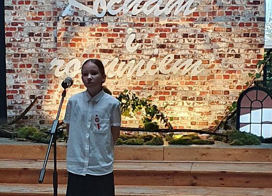 dziewczynka recytuje