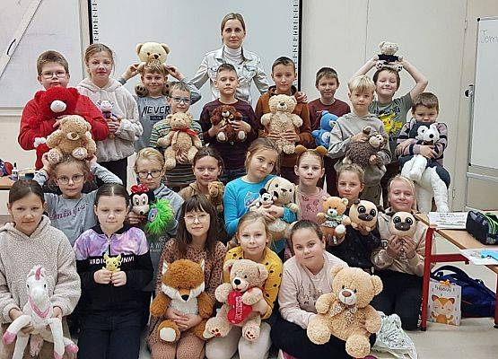 Dzieci z klasy 3a ze swoimi misiami