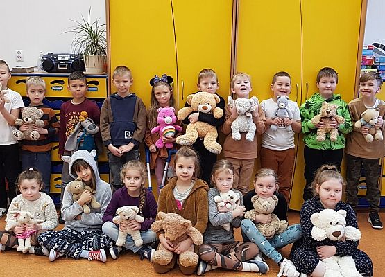Dzieci z klasy 1b ze swoimi misiami