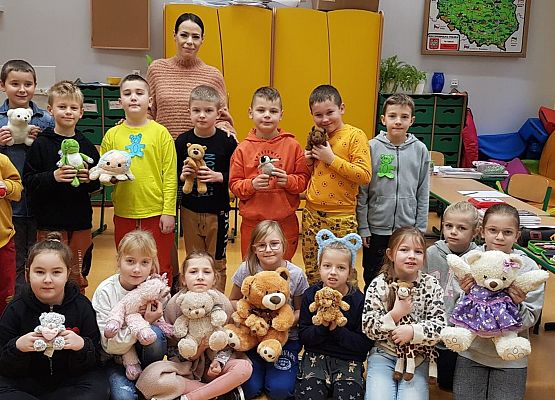 Dzieci z klasy 2c ze swoimi misiami