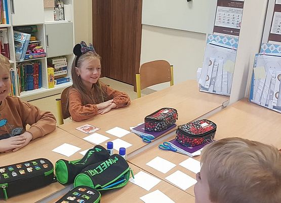 Dzieci z klasy 1b wykonują ćwiczenia artykulacyjne