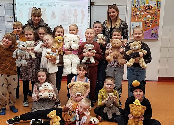 Dzieci z klasy 2b ze swoimi misiami