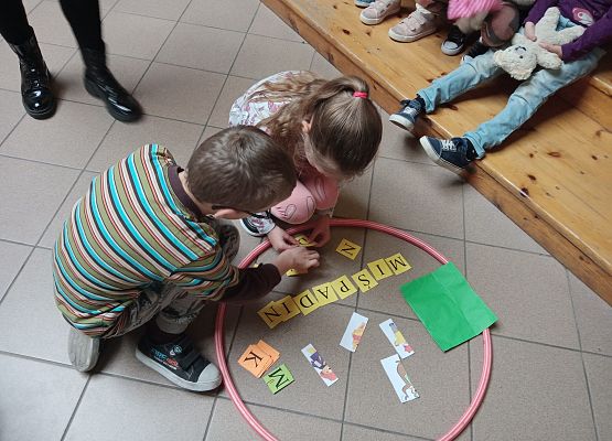 Dzień Pluszowego Misia dzieci układają puzle