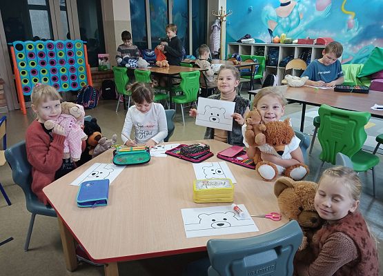 Dzień Pluszowego Misia świetliczaki robią opaski na głowy