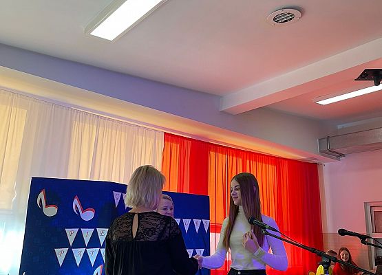 Nadia odbiera nagrodę