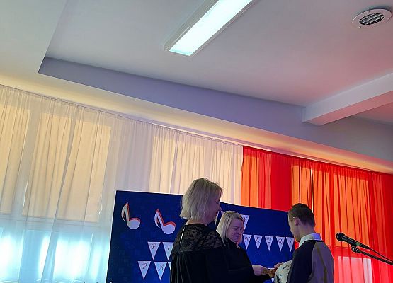 Szymon Demski odbiera nagrodę