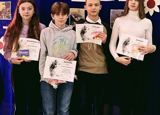 Zwycięzcy po odbiorze nagród w Redkowicach