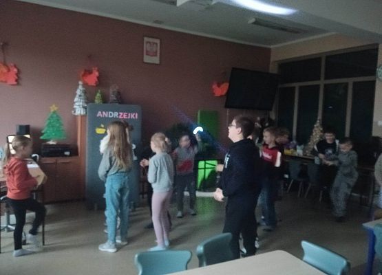 Andrzejki dzieci tańczą na świetlicy