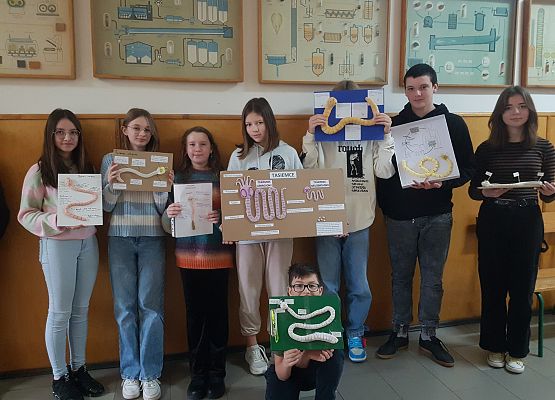 dzieci prezentują wykonane przez siebie modele tasiemców