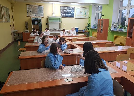 dziewczynki wykonują doświadczenia