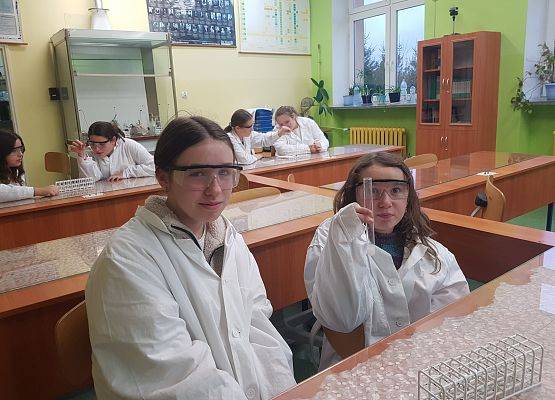 Marysia i Gracjana prezentują produkt reakcji