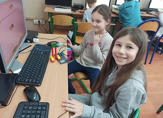 dziewczynki podczas zajęć robotyki