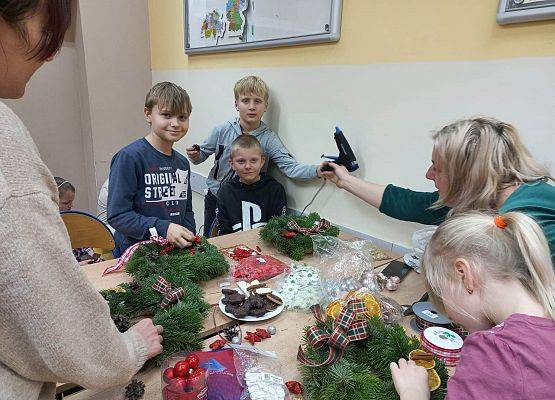 chłopcy robią wianki na kiermasz