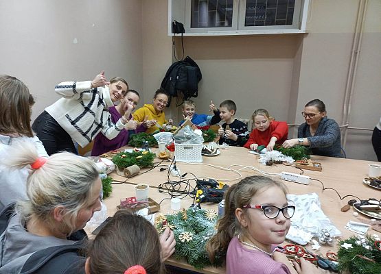 klasa 4a robi śliczne wieńce na kiermasz