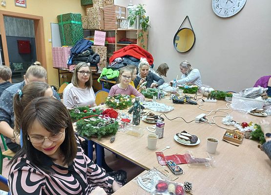 uczniowie klasy 4a z rodzicami robią wianki