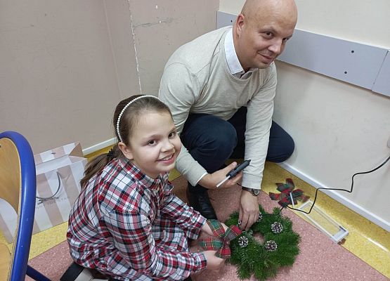 Lena z tatą robi wianek