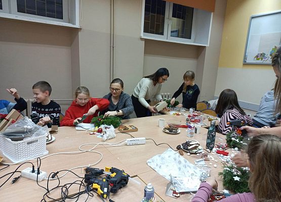 klasa 4a robi wieńce na kiermasz