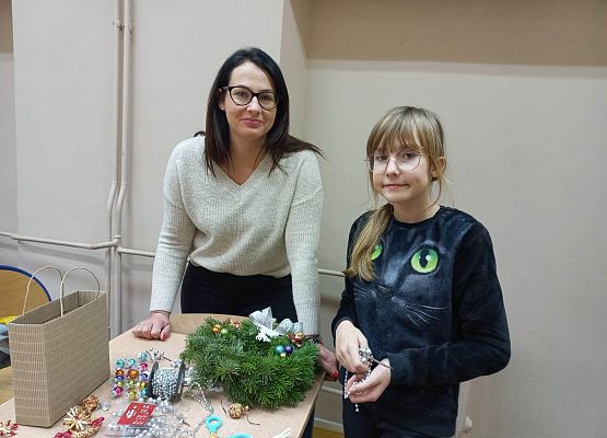 Oliwia z mamą i wieńcem