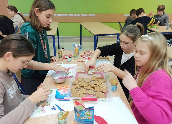 dziewczynki ozdabiają pierniki