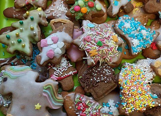 kolorowe pierniki wykonane przez klasę 5a